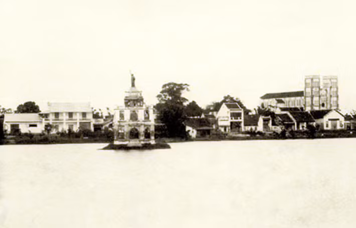 Vào năm 1891, chính quyền thuộc địa đã thay vào đó tượng paul Bert - viên cai trị đầu tiên ở Đông Dương, nên đã hạ tượng Bà đầm xòe xuống và chuyển lên nóc tháp Rùa.