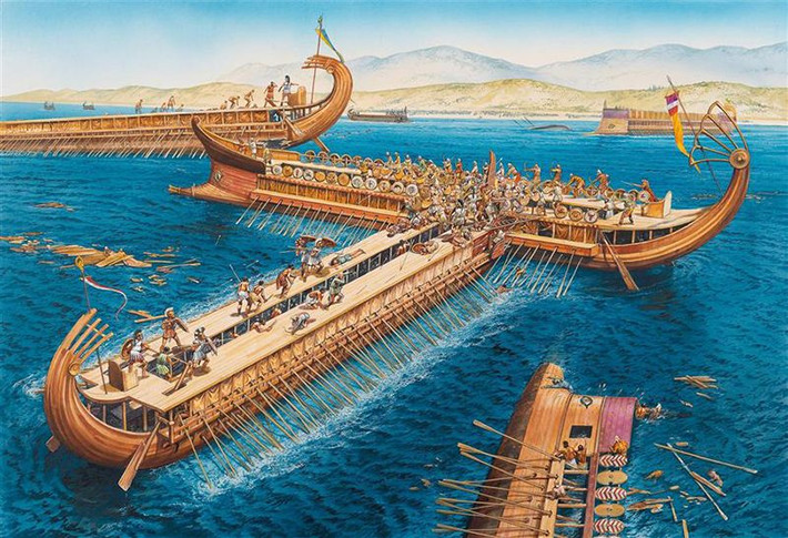 Khi thời cơ tới, Themistocles tung ra đòn chí mạng. Dù có số lượng ít ba lần, các con tàu Hy Lạp vẫn lao thẳng vào đội hình tàu Ba Tư, sử dụng việc đâm va để làm thủng vỏ tàu đối phương.