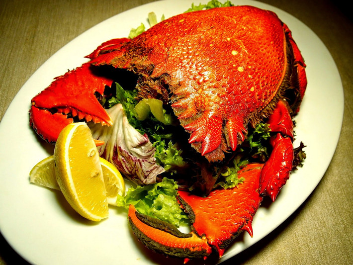 Ngày nay cua huỳnh đế là đặc sản của vùng biển từ Quảng Ngãi đến Bình Định. Thịt của chúng đậm đà, thớ thịt săn chắc, trắng muốt và độ đạm cao, có thể chế biến các món như hấp, rang me, rang muối, nướng... Ảnh: Follow Me To Eat La.