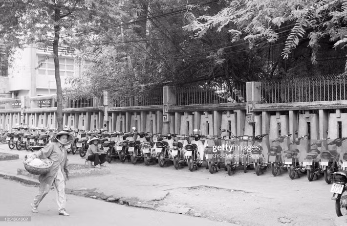 Bãi gửi xe máy trên vỉa hè TP. HCM.