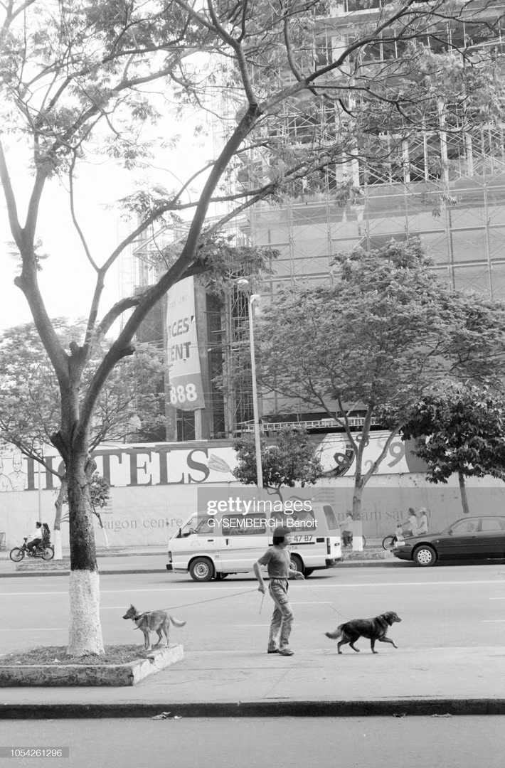 Bên ngoài công trường xây dựng tòa nhà Saigon Center, số 65 Lê Lợi.