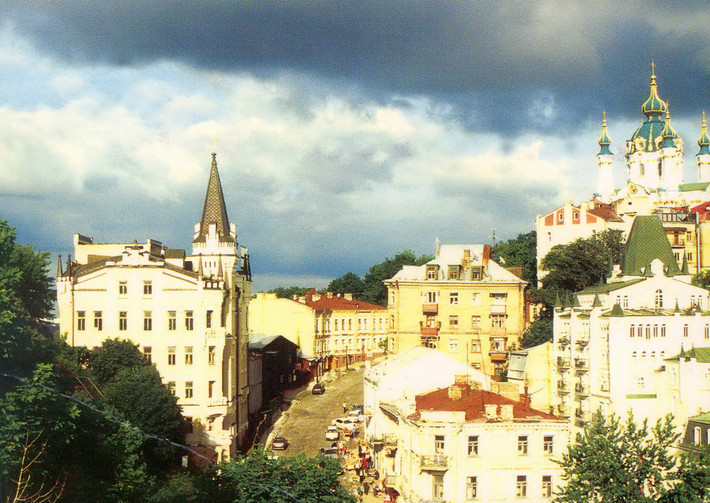 Một góc thành phố Kiev với các vòm tháp của nhà thờ St. Andrew Church, có từ thế kỷ 18, ở góc trên bên phải.