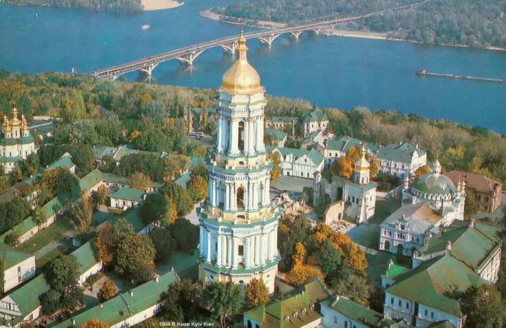 Góc nhìn từ trên cao về Kiev-Pechersk Lavra, quần thể tu viện Chính thống giáo đồ sộ hình thành và phát triến từ thế kỷ 11-19 ở Kiev. Vào thập niên 1970-1980, nơi này là Bảo tàng Văn hóa và Lịch sử Quốc gia.