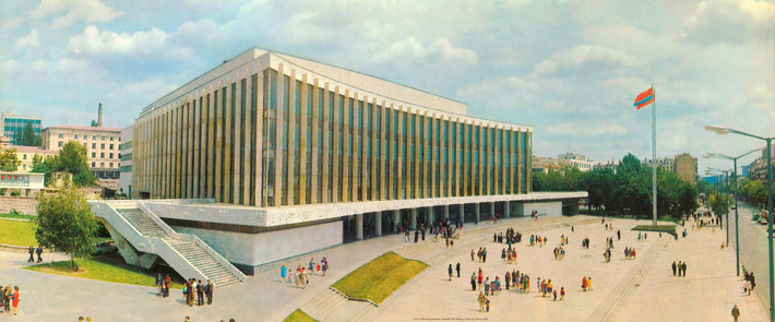 Toàn cảnh tòa nhà Cung Văn hóa Ukraine, 1985.