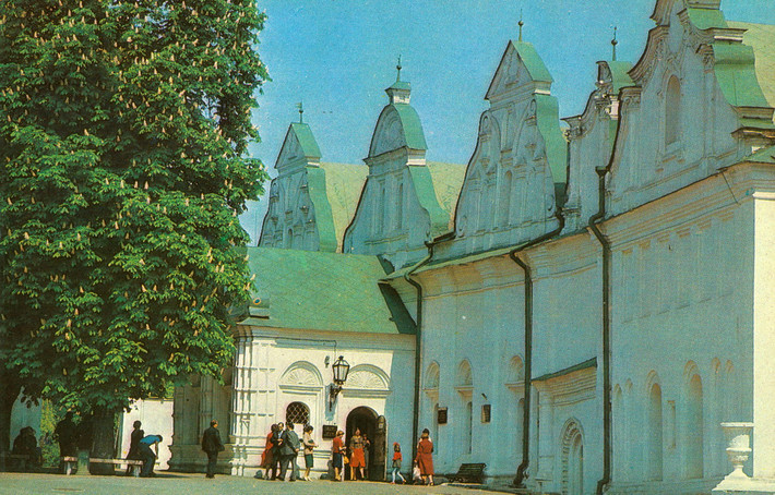 Tòa nhà Konvir, xây dựng vào thế kỷ 18, nằm trong quần thể kiến trúc của Kiev-Pechersk Lavra.