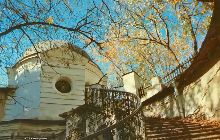 Một dãy bậc thang giữa các tu viện của Kiev-Pechersk Lavra.