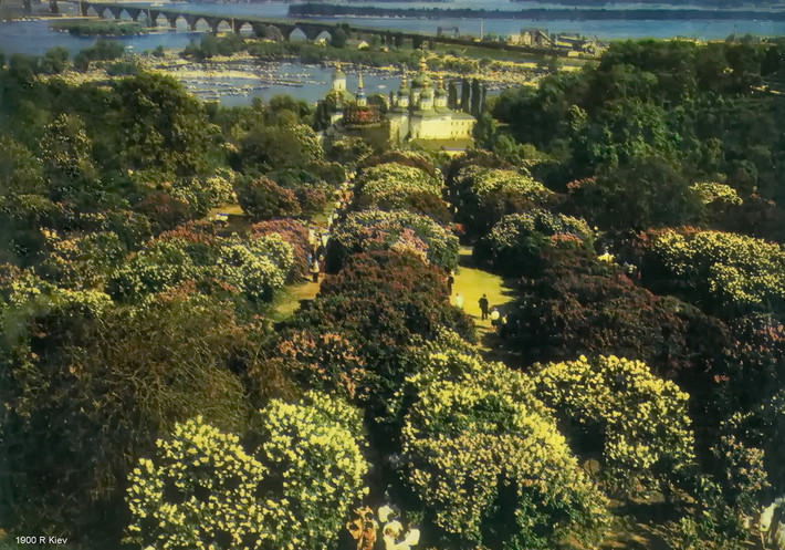 Khu vườn Bách thảo trung tâm, thuộc Viện Hàn lâm Khoa học, được xây dựng năm 1944. Phía xa là tu viện Vydubychi.