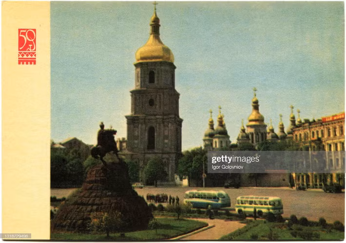 Bảo tàng kiến trúc lịch sử - nhà thờ Chính tòa Thánh Sophia và đài tưởng niệm Bogdan Khemnitsky trên quảng trường cùng tên ở Kiev.