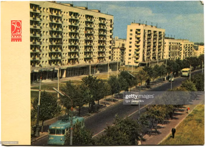 Những khu nhà chung cư mới xây trên đại lộ Tháng Mười.