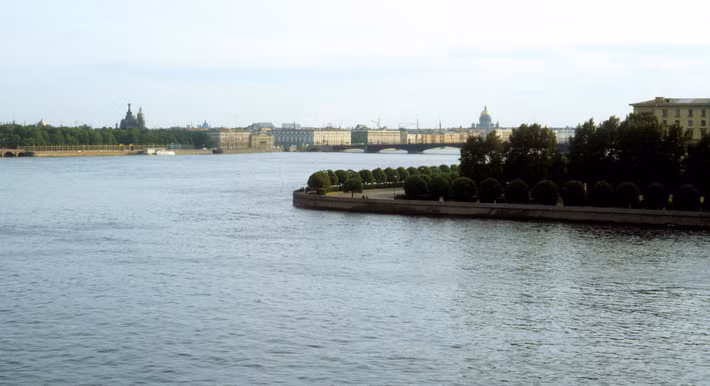 Sông Neva nhìn từ khách sạn Leningrad.