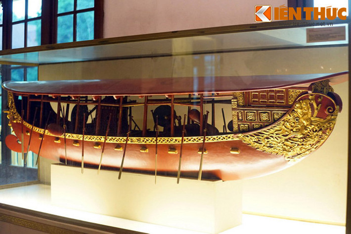 Cụ thể, theo An Nam Chí Lược, vào thời Trần mỗi chiếc thuyền chiến Mông Đồng đều được trang bị 2 chiếc nỏ lớn, có thể bắn những mũi tên khổng lồ có đầu bọc nghạnh sắt để xuyên phá thuyền địch.