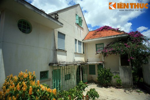 Biệt thự Lam Ngọc là tư gia của Trần Lệ Xuân - Ngô Đình Nhu. Ông bà Nhu thường nghỉ ở đây mỗi khi đáp máy bay lên Đà Lạt vào dịp cuối tuần.