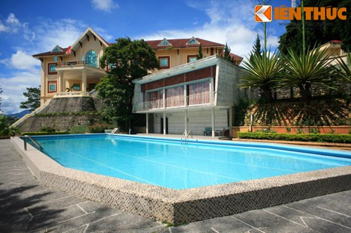 Biệt thự này có một bể bơi nước nóng ở rất rộng phía trước.