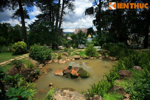 Phía sau biệt thự Lam Ngọc là một vườn hoa tuyệt đẹp do các kỹ sư đến từ Nhật Bản thiết kế, nên được gọi là vườn hoa Nhật Bản. Trong vườn hoa có một hồ nước, khi bơm đầy nước thì mặt hồ sẽ tạo thành hình địa đồ Việt Nam.