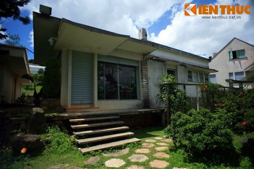  Khu biệt điện vợ chồng Trần Lệ Xuân - Ngô Đình Nhu cho xây dựng năm 1958 trên một khuôn viên rộng tới 13.000m2. Đây là một quần thể kiến trúc gồm nhiều hạng mục công trình khác nhau, trong đó các công trình chính là 3 ngôi biệt thự mang những cái tên mỹ miều: Bạch Ngọc, Lam Ngọc và Hồng Ngọc.