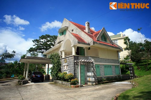 Biệt thự Hồng Ngọc, biệt thự cuối cùng của khu biệt điện được Trần Lệ Xuân xây dựng để tặng cha mình là ông Trần Văn Chương - thời điểm đó đang là đại sứ chính quyền Sài Gòn tại Mỹ. Tuy vậy, ông Chương chưa kịp ở thì chế độ Diệm - Nhu đã bị lật đổ.