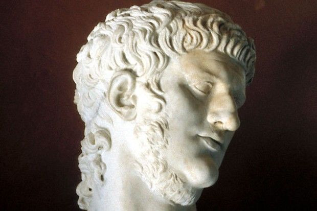  2. Hoàng đế Nero (37 - 68 SCN, Đế chế La Mã). Nero bị coi là một trong những hoàng đế tàn bạo nhất của La Mã, đặc biệt nổi tiếng với việc đốt cháy thành Rome và đàn áp người Kitô giáo. Ông cũng bị ám ảnh với nghệ thuật và yêu cầu người dân phải công nhận tài năng của mình trong âm nhạc và thơ ca. Ảnh: Pinterest.