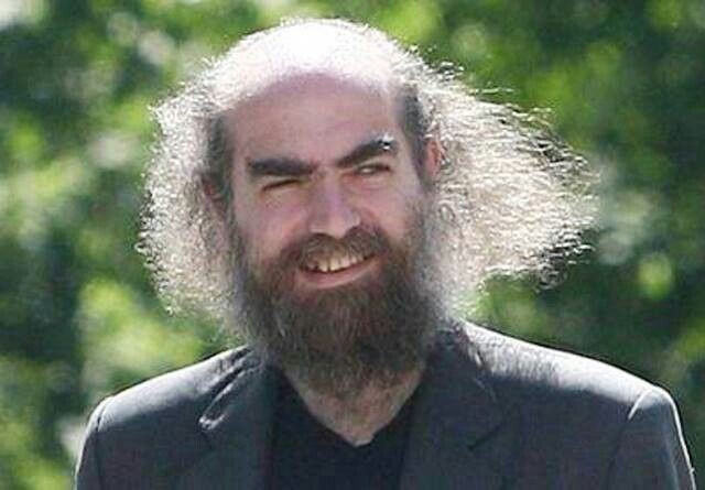  15. Grigori Perelman (1966–). Perelman là một nhà toán học thiên tài người Nga, người đã giải được Giả thuyết Poincaré - một trong những vấn đề lớn nhất của toán học. Tuy nhiên, ông từ chối nhận giải thưởng một triệu đô la và đã từ chối mọi danh hiệu, sống cuộc đời ẩn dật. Ảnh: Pinterest.