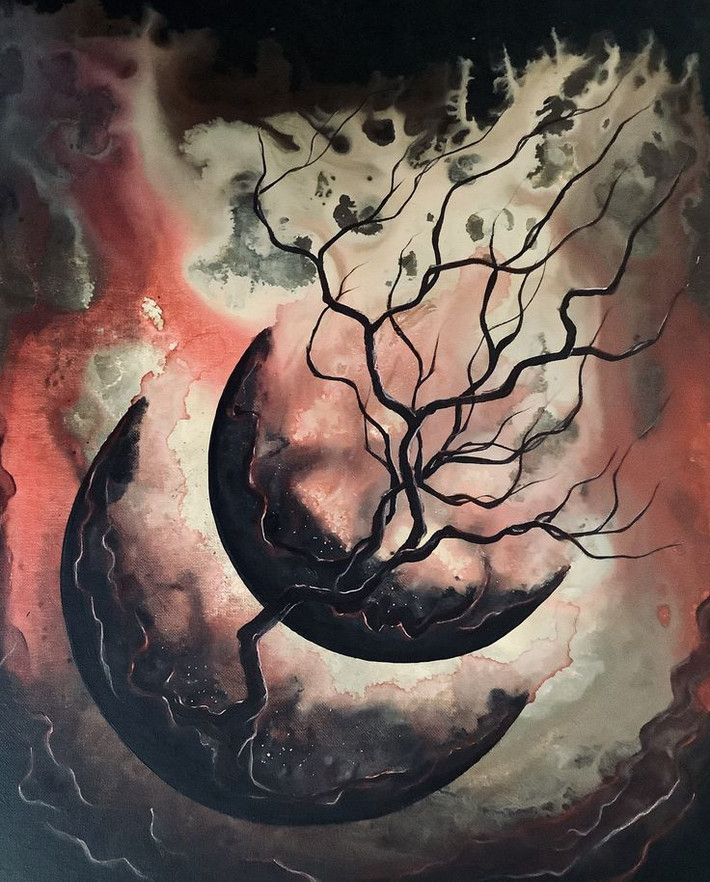  9. Gọi hồn và sự lừa đảo. Một số nhà gọi hồn trong lịch sử bị phát hiện là gian lận. Eva Carrière, một nhà gọi hồn nổi tiếng người Pháp, từng được cho là có thể tạo ra những hình ảnh hồn ma vật lý. Tuy nhiên, sau đó, người ta phát hiện rằng cô sử dụng búp bê và các vật liệu giả khác để “tạo ra” linh hồn. Ảnh: Pinterest.