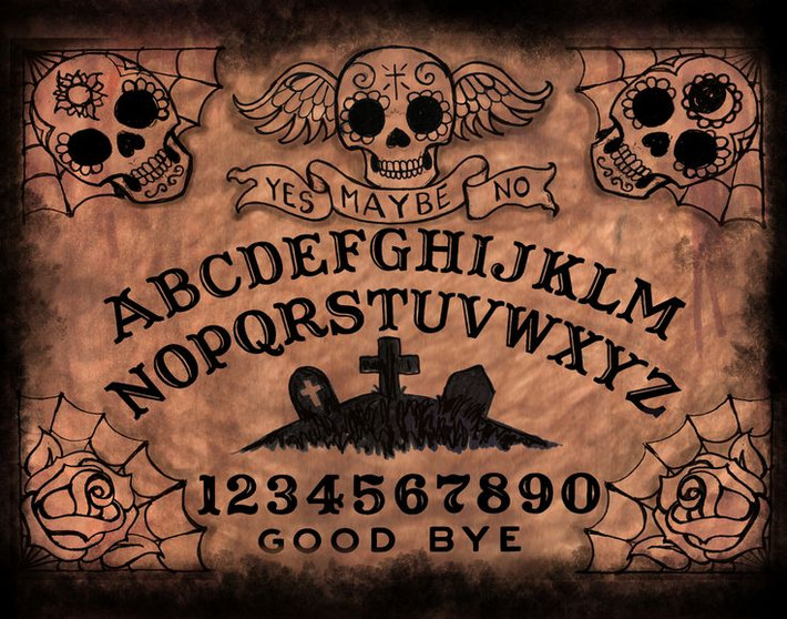  4. Bàn cầu cơ (Ouija board). Bàn cầu cơ là một trong những công cụ gọi hồn nổi tiếng nhất. Bàn này có các chữ cái, con số và từ “có” và “không”. Người sử dụng đặt tay lên một con trỏ di động và tin rằng các linh hồn sẽ điều khiển con trỏ để tạo ra thông điệp. Ảnh: Pinterest.