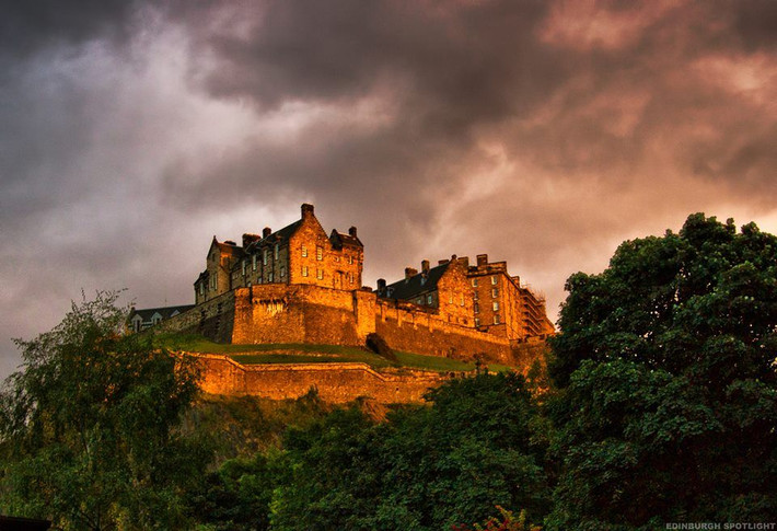  3. Lâu đài Edinburgh (Scotland). Nằm trên đỉnh ngọn đồi Castle Rock, lâu đài Edinburgh là biểu tượng của thành phố Edinburgh. Với lịch sử kéo dài hàng thế kỷ, đây là nơi chứa nhiều báu vật quốc gia Scotland. Ảnh: Pinterest.