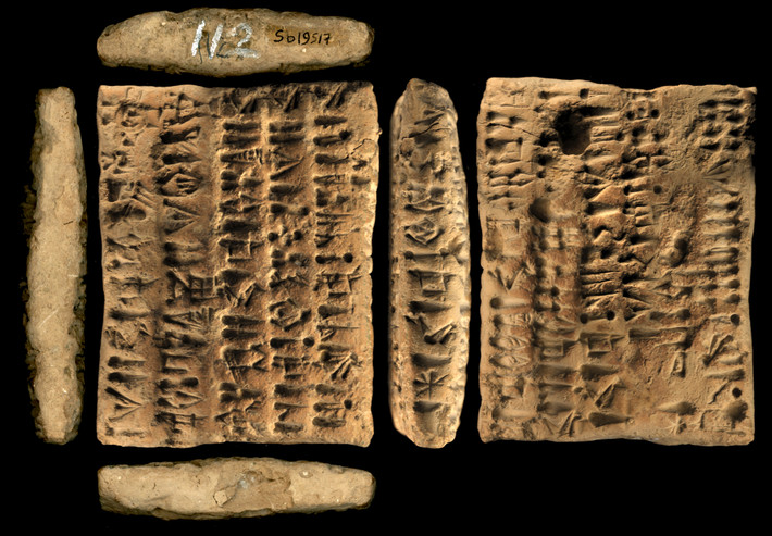  Chữ viết Proto-Elamite. Xuất hiện tại vùng Elam (ngày nay là miền tây Iran) khoảng năm 3200-2700 TCN, hệ thống chữ viết này bao gồm khoảng 1000 ký hiệu, nhưng ngôn ngữ mà nó đại diện vẫn chưa được xác định. Ảnh: Pinterest.