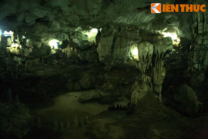 Đi sâu vào hang, các dải thạch nhũ hiện ra với đủ hình dáng, được trí tưởng tượng của người đời đặt cho những cái tên như Ông Tiên, Voi, Sư Tử, Đục Thóc, Mâm Ngũ Quả... Giữa lòng hang có một hồ cạn rộng, giữa hồ là con rùa đá, ven hồ có hình một đôi trái gái bằng thạch nhũ.