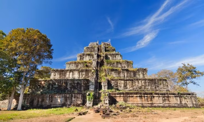 Theo sử sách, tướng quân Jayavarmal do bất đồng với nhà vua nên đã ly khai khỏi triều đình ở Angkor. Ông tự lập nên vương quốc của riêng mình và cho xây dựng một khu đền đài mới ở Koh Ker làm nơi trị vì, tế lễ. Sau này ông trở thành vua Jayavarman IV.