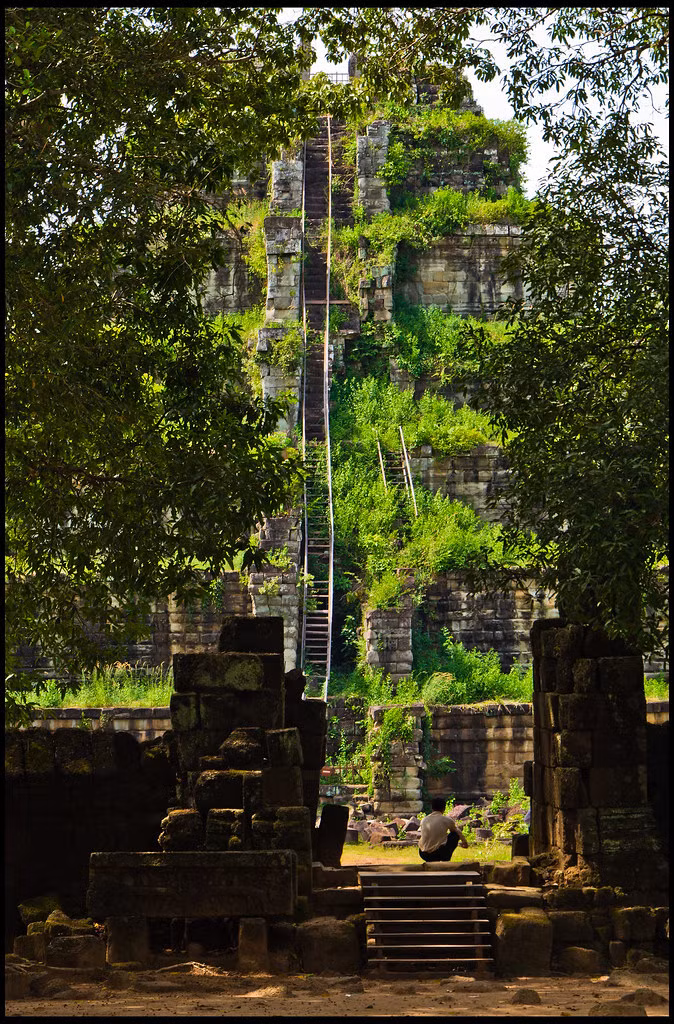 Cùng với hơn 50 đền tháp lộng lẫy khác, kim tự tháp Koh Ker đã biến mất khỏi lịch sử Campuchia trong 1.059 năm, cho tới khi được phát hiện trở lại vào năm 2003.