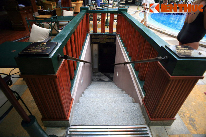 2. Khai trương năm 1901, Sofitel Legend Metropole Hà Nội là khách sạn lâu đời và sang trọng bậc nhất Thủ đô. Ngày nay, khách sạn này còn là nơi lưu giữ một di tích lịch sử đặc biệt. Đó là khu hầm trú bom của du khách và nhân viên khách sạn trong giai đoạn từ khoảng cuối những năm 1960 đến mùa Đông năm 1972.