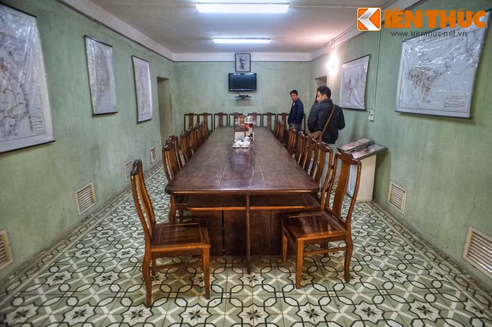 Hầm được xây dựng năm 1967 cùng với nhà D67 vào thời điểm Mỹ đã tiến hành leo thang bắn phá miền Bắc. Hầm được chia làm bốn phòng với diện tích khoảng 50 m2, có hai dãy hành lang ở hai bên. Phòng họp là phòng lớn nhất, được dùng làm nơi họp của Bộ Chính trị và Quân uỷ Trung ương khi cần thiết.