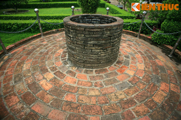 Di tích Trường Dục Thanh hiện tại là công trình được phục dựng theo mô tả của các học trò cũ của trường vào thời điểm thầy giáo Nguyễn Tất Thành tham gia giảng dạy. Công trình kiến trúc nguyên bản duy nhất còn tồn tại của ngôi trường lịch sử này là giếng nước mà nhà giáo Nguyễn Tất Thành lấy nước tưới cây mỗi ngày.