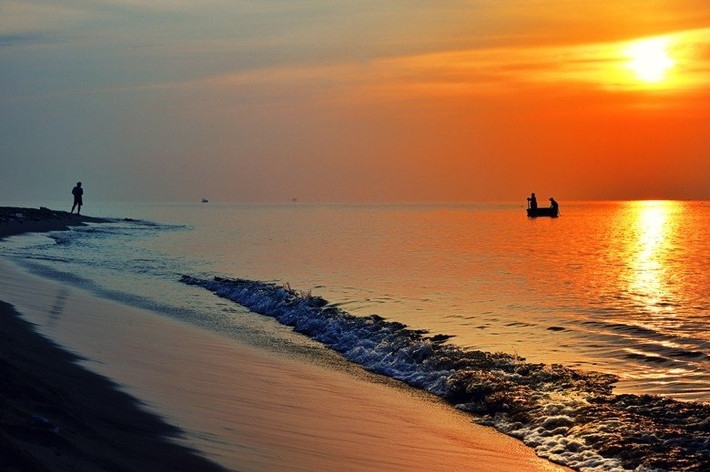 Được ví như một con rồng biển màu xanh, bãi biển Long Hải (thuộc thị trấn Long Hải, huyện Long Điền, TP Vũng Tàu) được nhiều người biết đến với những bãi tắm trải dài, uốn lượn, nước xanh trong. Khung cảnh nên thơ của vùng biển nơi đây còn được điểm thêm vẻ hùng vĩ của những mỏm núi đá vươn ra như thách thức sóng biển… Ảnh: My Tour.