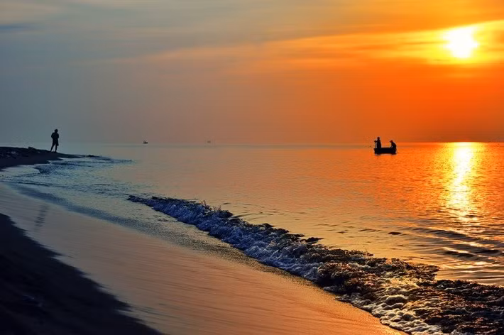 Được ví như một con rồng biển màu xanh, bãi biển Long Hải (thuộc thị trấn Long Hải, huyện Long Điền, TP Vũng Tàu) được nhiều người biết đến với những bãi tắm trải dài, uốn lượn, nước xanh trong. Khung cảnh nên thơ của vùng biển nơi đây còn được điểm thêm vẻ hùng vĩ của những mỏm núi đá vươn ra như thách thức sóng biển… Ảnh: My Tour.