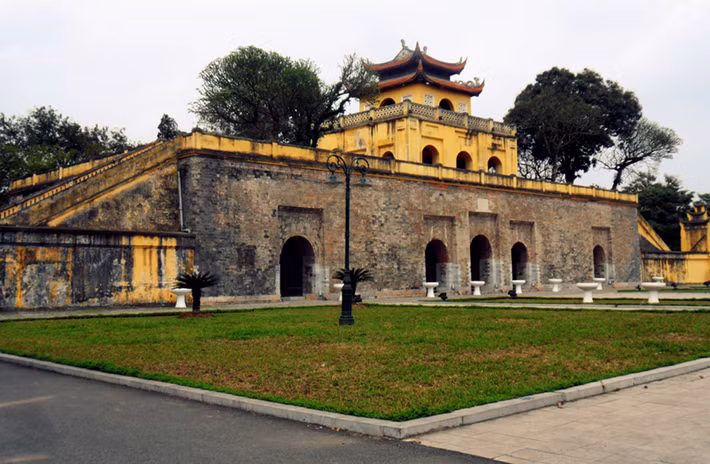 Thăng Long là tên gọi của kinh đô của nước Đại Việt các triều đại Lý, Trần, Lê, Mạc, Lê Trung hưng, trải dài từ năm 1010 - 1788, ngày nay là Thủ đô Hà Nội. Theo sử tích, vào tháng 8/1010, khi vua Lý Công Uẩn rời kinh đô từ Hoa Lư đến đất Đại La thì thấy rồng bay lên nên gọi tên kinh đô mới là Thăng Long, nghĩa là "rồng bay lên". Ảnh: Tổng cục Du lịch.