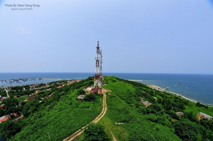 Bạch Long Vĩ – “cái đuôi rồng quẫy nước trắng xóa” ngày nay thuộc tỉnh Hải Phòng. Đây là một hòn đảo có vị trí quan trọng trong việc mở rộng các vùng biển và phân định biển Vịnh Bắc Bộ. Ảnh: My Tour.