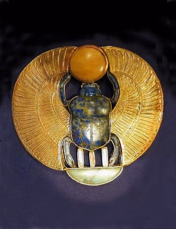 Con bọ hung là một biểu tượng cực kỳ quan trọng của Ai Cập cổ đại. Theo quan niệm của họ là đại diện của thần mặt trời Khepri, một trong những vị thần quyền năng nhất.