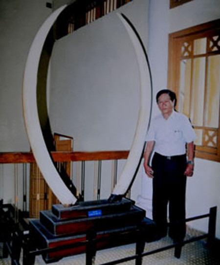 Vừa đưa về Sài Gòn, tướng cướp Bảy Viễn - một tay sai của người Pháp - dẫn lính xông thẳng vào nhà với chủ ý kiểm tra hành chính do nghi ngờ có chứa vũ khí. Nhưng khi thấy trong chiếc thùng gỗ nằm dưới sàn ván, có cặp ngà voi khá dài và đều nhau, y nổi lòng tham nên tìm cách ép lấy về làm của riêng với giá rẻ mạt. Ảnh: VTC.