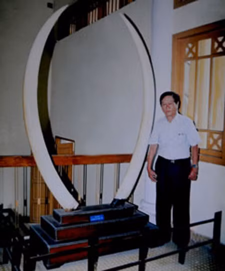 Vừa đưa về Sài Gòn, tướng cướp Bảy Viễn - một tay sai của người Pháp - dẫn lính xông thẳng vào nhà với chủ ý kiểm tra hành chính do nghi ngờ có chứa vũ khí. Nhưng khi thấy trong chiếc thùng gỗ nằm dưới sàn ván, có cặp ngà voi khá dài và đều nhau, y nổi lòng tham nên tìm cách ép lấy về làm của riêng với giá rẻ mạt. Ảnh: VTC.