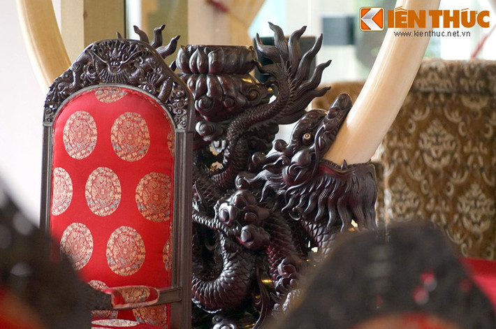 Thiếu tá Thọ, người giữ cặp ngà sau đó đã liên tục gặp tai họa nên tặng lại Tổng thống Thiệu. Ông Thiệu không mảy may quan tâm đến những câu chuyện bi thảm phía sau cặp ngà voi. Ông đã cho thợ chế tác và trưng bày cặp ngà trong phòng khách ở Dinh Độc Lập như một biểu tượng quyền lực...