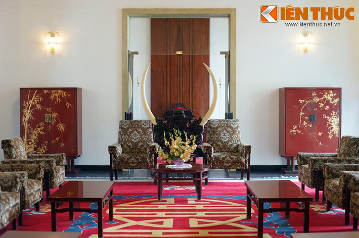 1. Trong phòng tiếp khách của Tổng thống Nguyễn Văn Thiệu ở Dinh Độc Lập có đặt một cặp ngà voi rất lớn và đẹp, được coi là bảo vật. Tuy nhiên, ít ai biết đến câu chuyện hết sức đẫm máu phía sau cặp ngà voi này.