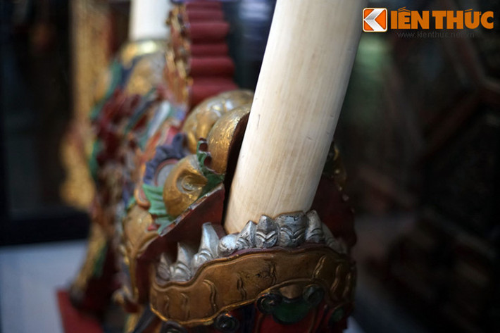 Dưới thời nhà Nguyễn, nhiều giá ngà voi dạng này đã được chế tác, nhưng dần mất mát dần theo các biến động lịch sử và ngày nay trở nên hết sức hiếm hoi. Bản thân cặp ngà voi được trưng bày tại Bảo tàng Cổ vật cung đình Huế cũng đã từng có giai đoạn bị lưu lạc trên đất Pháp.