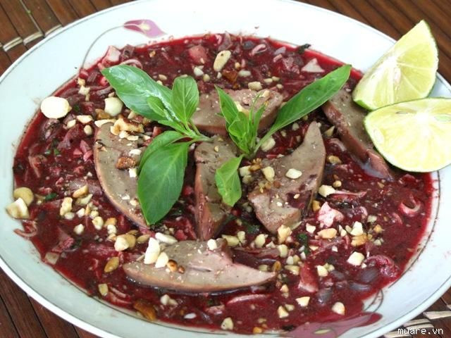 Làm từ máu lợn để sống, tiết canh lợn của Việt Nam được truyền thông quốc tế xếp vào danh sách những món ăn kinh dị nhất thế giới. Đây chính là món ăn từ lợn của người Việt khiến không ít khách Tây phải lắc đầu lè lưỡi khi mục sở thị.