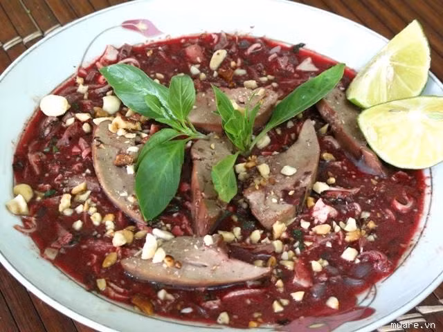 Làm từ máu lợn để sống, tiết canh lợn của Việt Nam được truyền thông quốc tế xếp vào danh sách những món ăn kinh dị nhất thế giới. Đây chính là món ăn từ lợn của người Việt khiến không ít khách Tây phải lắc đầu lè lưỡi khi mục sở thị.