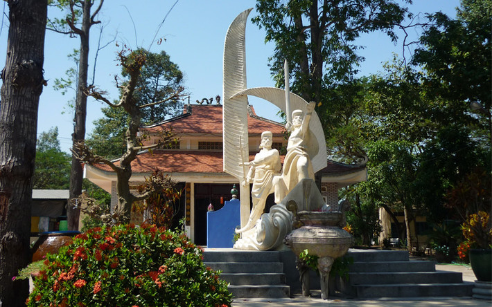 Thiên Hộ Dương mất năm 1866 khi đang ra Huế để cầu viện triều đình và liên lạc với nghĩa sĩ miền Trung nhằm gây dựng lại lực lượng. Người dân tại Gò Tháp (Đồng Tháp) đã lập đền thờ để tưởng nhớ ông. Ngày nay, ngôi đền là di tích lịch sử cấp quốc gia. Ảnh: Bảo tàng Đồng Tháp.