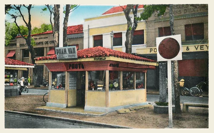 Ki-ốt vật tư ngành ảnh bên cạnh ki-ốt sách báo ở ảnh trước.