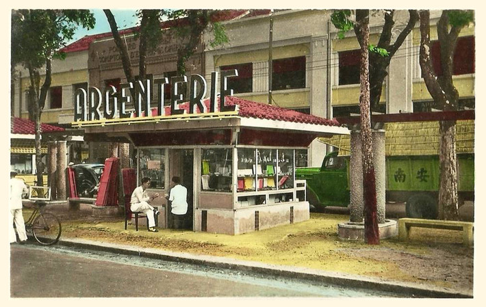 Ki-ốt Argenterie chuyên bán các mặt hàng đồ bạc trên đường Nguyễn Huệ.