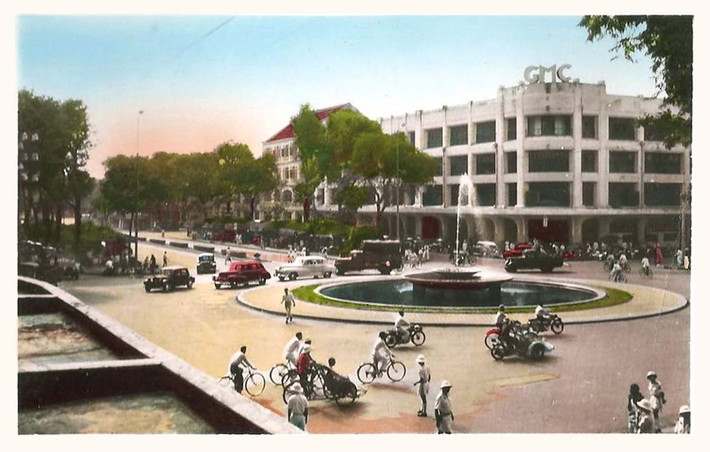 Thương xá Grands Magasins Charner de Saigon (SGMC), sau này là thương xá TAX, tại góc đại lộ Charner (Nguyễn Huệ) và đại lộ Bonnard (Lê Lợi), Sài Gòn khoảng đầu thập niên 1950.