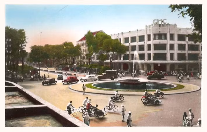 Thương xá Grands Magasins Charner de Saigon (SGMC), sau này là thương xá TAX, tại góc đại lộ Charner (Nguyễn Huệ) và đại lộ Bonnard (Lê Lợi), Sài Gòn khoảng đầu thập niên 1950.