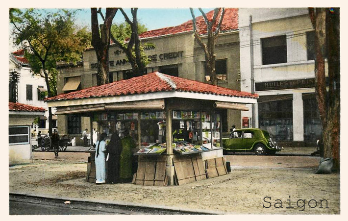 Ki-ốt sách báo trên đại lộ Charner, phía sau là tòa nhà Việt Nam Ngân hàng.